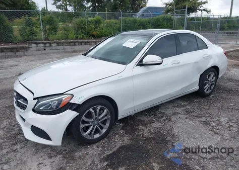2015 Mercedes-Benz C 300 4Matic z USA, uszkodzony, nr VIN 55SWF4KB1FU081467